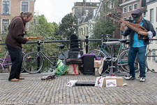 832637 Afbeelding van enkele straatmuzikanten op de Maartensbrug te Utrecht tijdens het Uitfeest / Culturele Zondag.